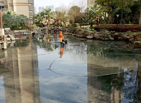 晋宁景观池淤泥清理