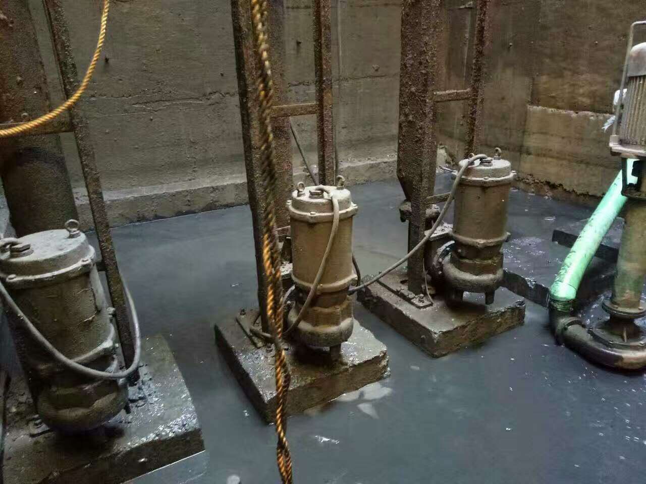 晋宁污水池清理