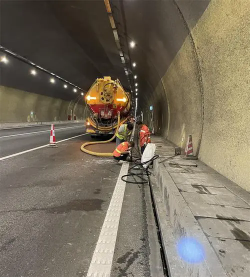 晋宁隧道排水渠清淤